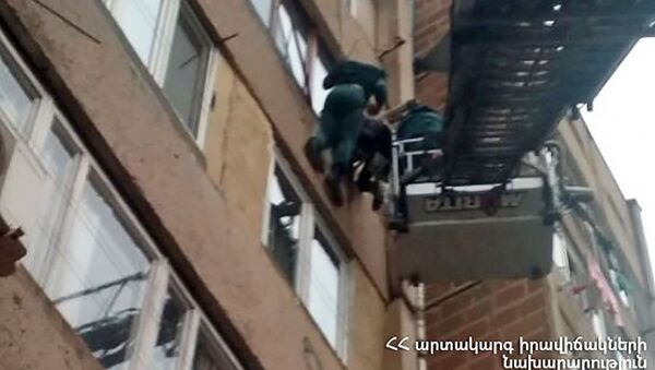 Спасатели МЧС помогли упавшему из окна гражданину (10 января 2020). Еревaн - Sputnik Армения