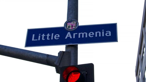 Городская вывеска на углу Вермонт-авеню и Бульвара Сансет, Лос Анджелес, Калифорния - Sputnik Армения