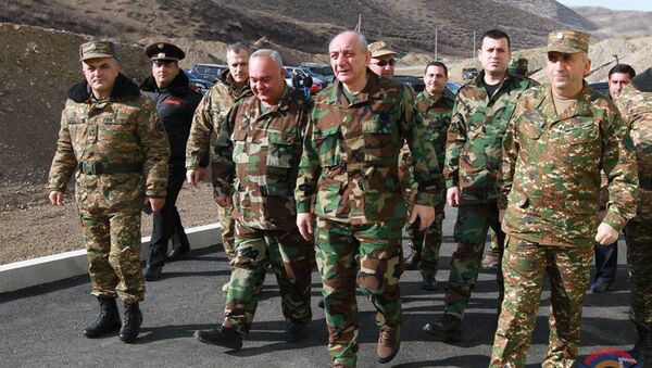 Президент Карабаха Бако Саакян в сопровождении генерал-лейтенанта Карена Абраамяна (12 января 2020).  - Sputnik Արմենիա