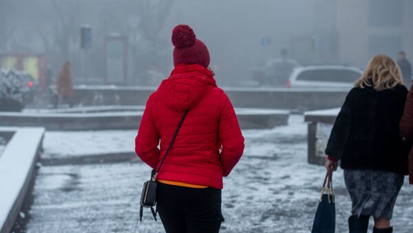 Девушка в красном зимним утром - Sputnik Արմենիա