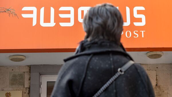 Прохожая у отделения почты - Sputnik Армения