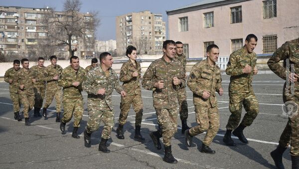 Армянские военнослужащие на занятиях по физической подготовке - Sputnik Армения