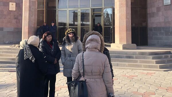 Анаит Гукасян с родными у здания суда Ширакской области  - Sputnik Արմենիա