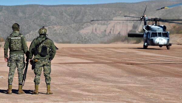 Мексиканские военнослужащие рядом с вертолетной площадкой на ранчо Ла Мора в Бависпе, штат Сонора (11 января 2020). Мексика - Sputnik Армения