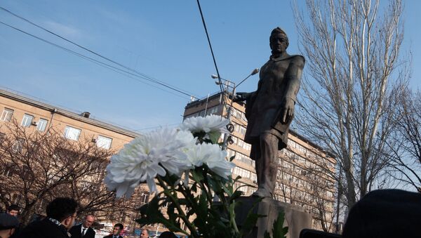 Возложение цветов к памятнику Александра Грибоедова (15 января 2020). Еревaн - Sputnik Արմենիա