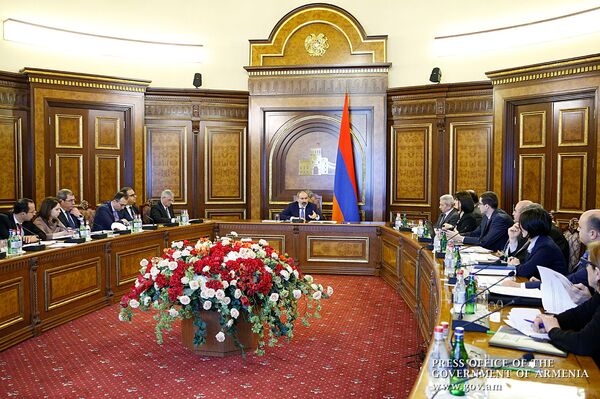 Ուզում ենք կախյալ, խեղճ, հուսահատ, փակուղում գտնվող քաղաքացուն օգնել. Նիկոլ Փաշինյան Ուզում ենք կախյալ, խեղճ, հուսահատ, փակուղում գտնվող քաղաքացուն օգնել. Նիկոլ Փաշինյան - Sputnik Արմենիա