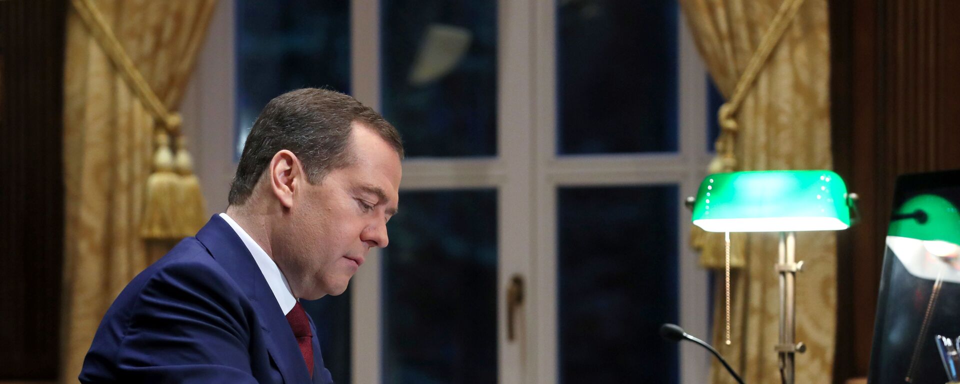 Председатель правительства РФ Дмитрий Медведев в рабочем кабинете в подмосковной  резиденции Горки. - Sputnik Армения, 1920, 16.02.2021