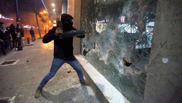 Протестующий разбивает окно банка в Бейруте - Sputnik Армения
