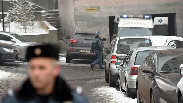 Сотрудники правоохранительных служб и скорой помощи у дома, где обнаружено тело Георгия Кутояна (17 января 2020). Еревaн - Sputnik Армения