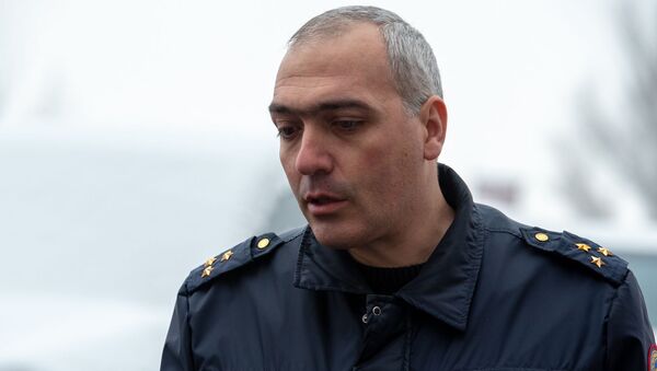 Представитель Следственного комитета Артур Меликян отвечает на вопросы журналистов у дома, где найдено тело Георгия Кутояна (17 января 2020). Еревaн - Sputnik Армения