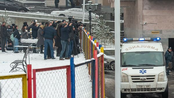 Журналисты освещают события со двора дома, где было найдено тело Георгия Кутояна (17 января 2020). Еревaн - Sputnik Արմենիա