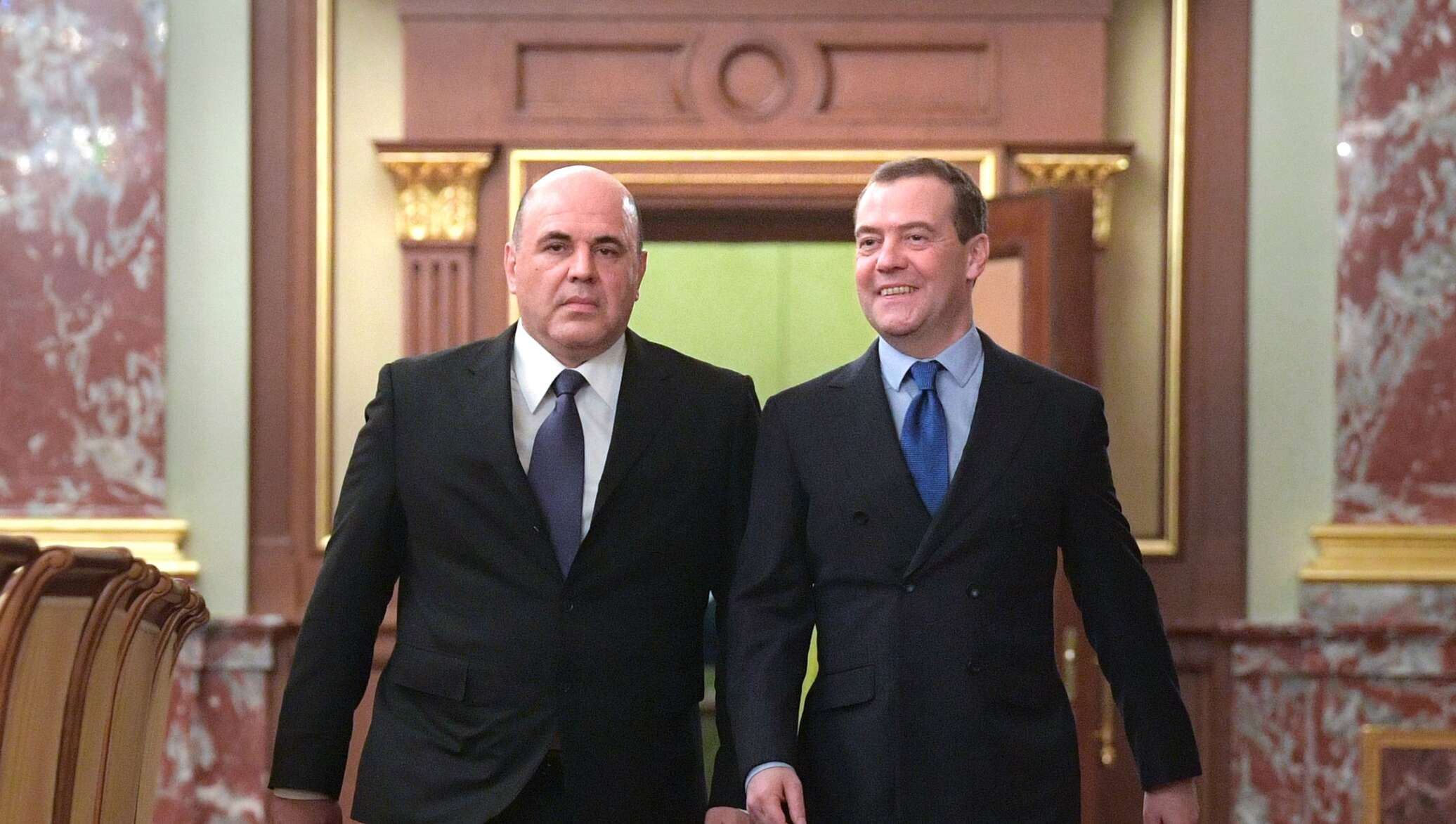 Первым премьер министром стал. Михаилмишстин дмитриимедведев.