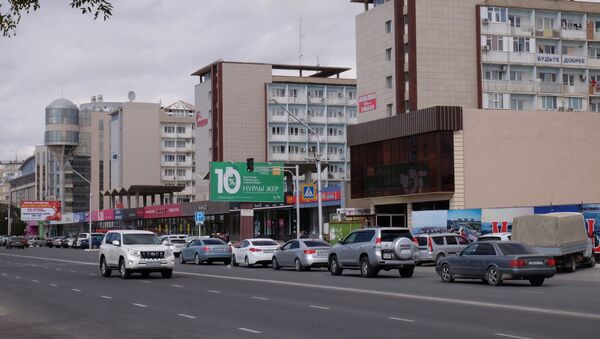 Автомобильное движение на центральной улице в Актау. - Sputnik Армения