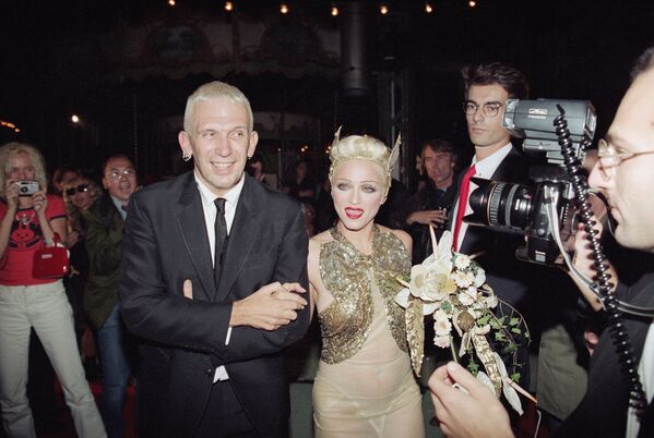Модельер Жан-Поль Готье и певица Мадонна на показе его коллекции сезона весна-лето 1995 года - Sputnik Армения