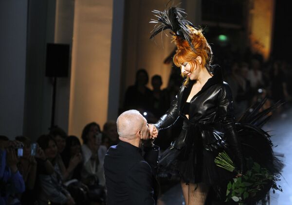 Французский модельер Жан-Поль Готье с певицей Милен Фармер во время показа в Париже - Sputnik Армения