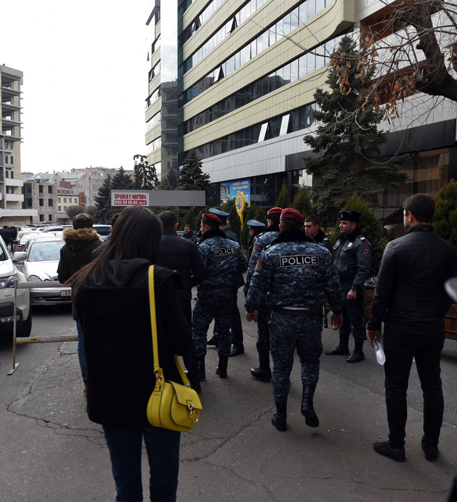 Вооруженные люди ворвались в полицию в ереване. Улица Эребуни Ереван. Эребуни Плаза в Ереване. Кризис с заложниками в Ереване.