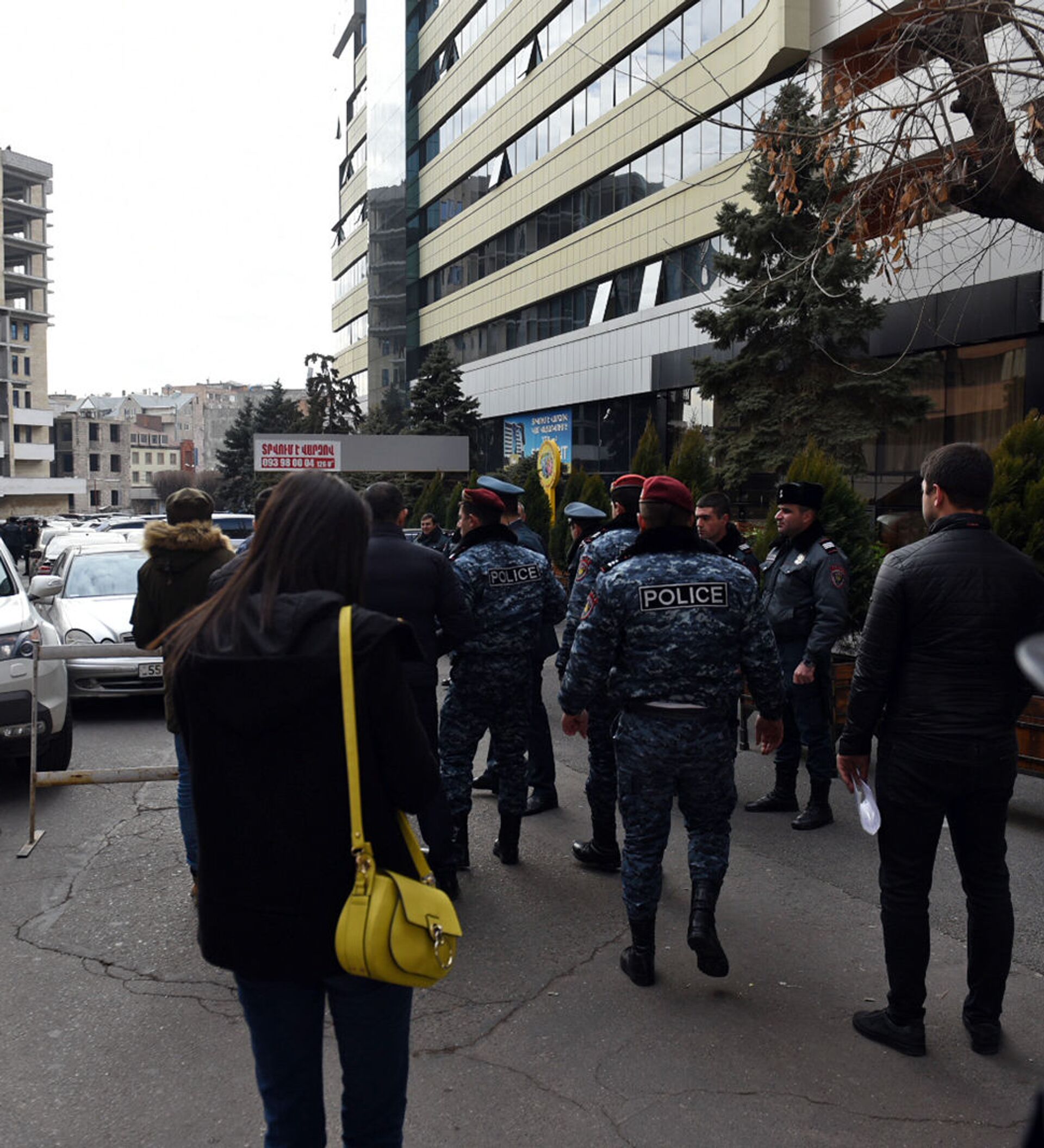 Ереван стрельба. Erebuni Plaza Yerevan. ТЦ Эребуни Ереван. Кризис с заложниками в Ереване.