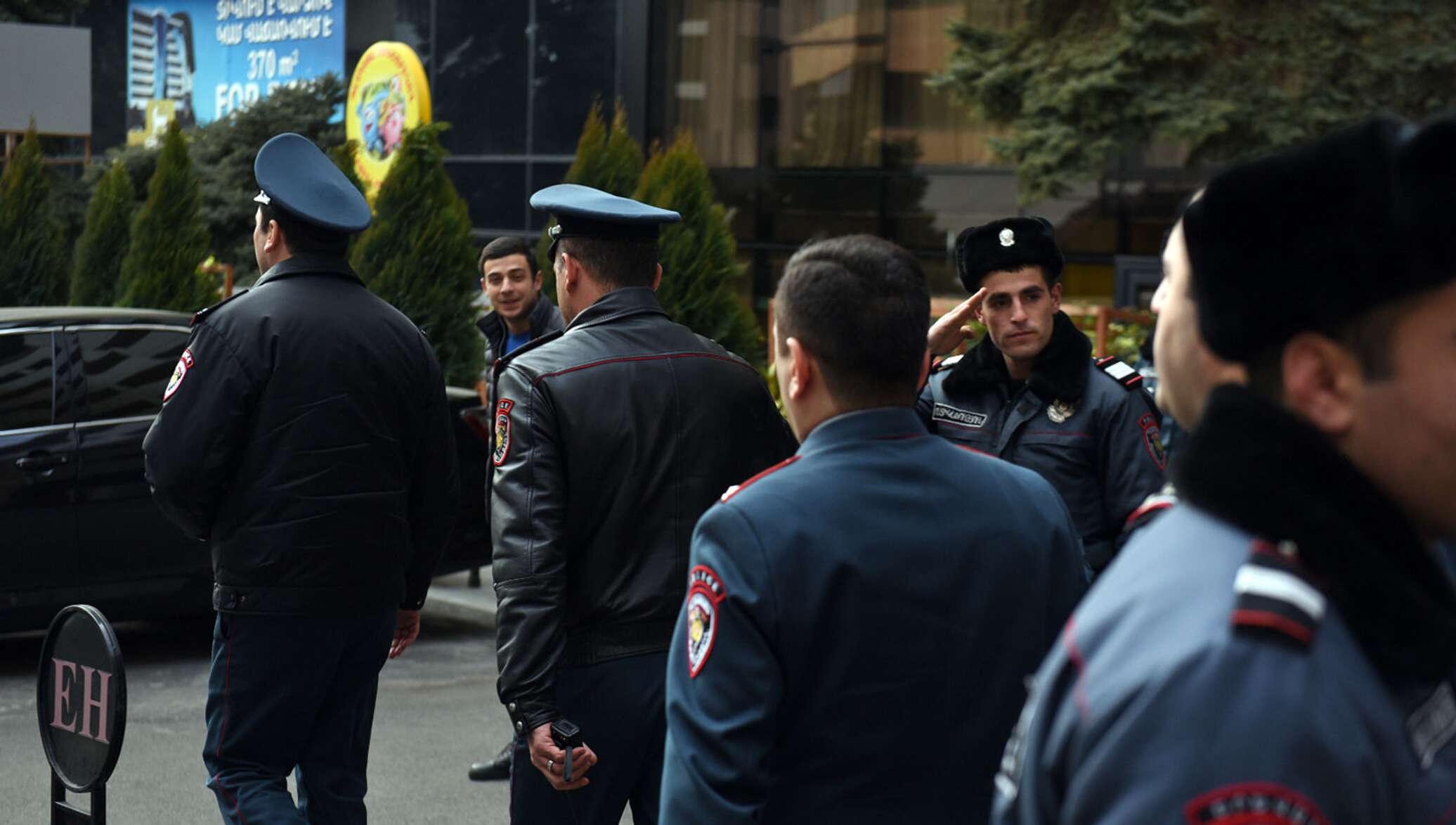 Стрельба в ереване. Полиция Еревана. Перестрелка в Ереване свежие. Перестрелка в Ереване на вернисаже.