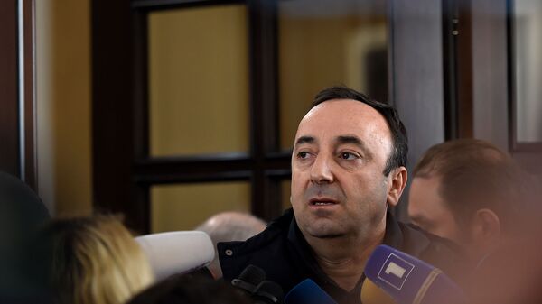 Председатель Конституционного суда Армении Грайр Товмасян отвечает на вопросы журналистов после проведения обыска СК (24 января 2020). Еревaн - Sputnik Армения