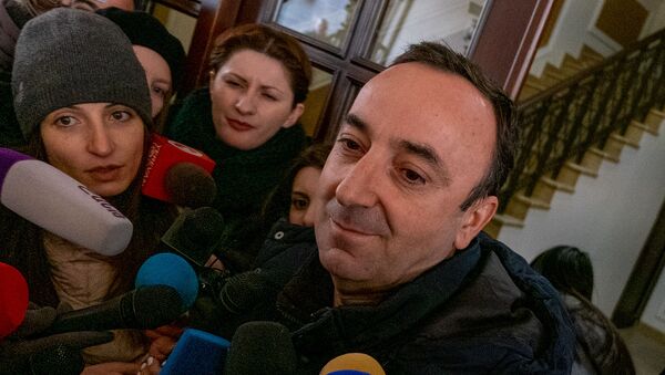 Председатель Конституционного суда Армении Грайр Товмасян отвечает на вопросы журналистов после проведения обыска СК (24 января 2020). Еревaн - Sputnik Армения