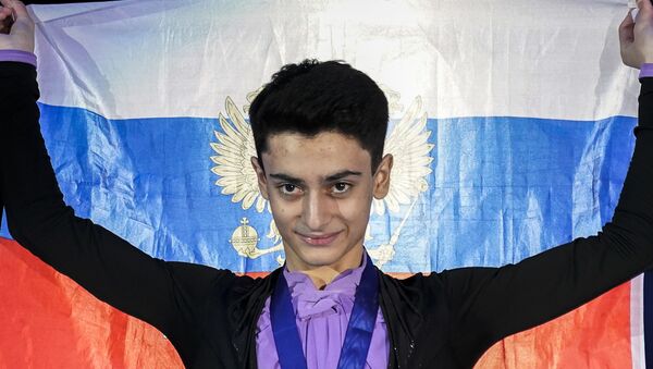 Завоевавший серебряную медаль в мужском одиночном фигурном катании на чемпионате Европы по фигурному катанию россиянин Артур Даниелян на церемонии награждения (23 января 2020). Грац - Sputnik Армения