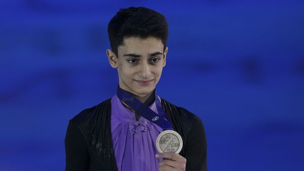 Завоевавший серебряную медаль в мужском одиночном фигурном катании на чемпионате Европы по фигурному катанию россиянин Артур Даниелян на церемонии награждения (23 января 2020). Грац - Sputnik Армения