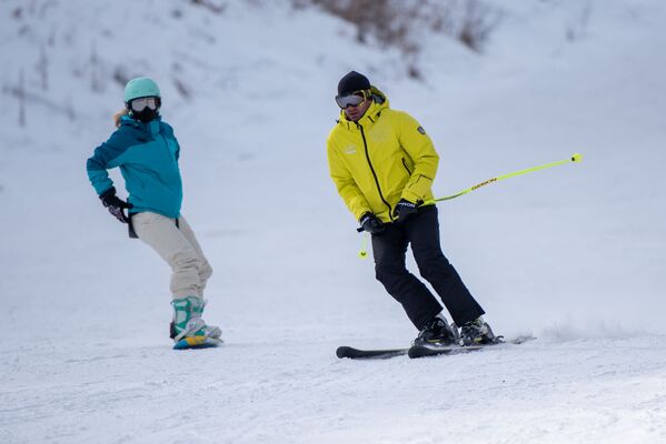 Любители лыжного спорта могут весь день проводить на курорте - Sputnik Армения
