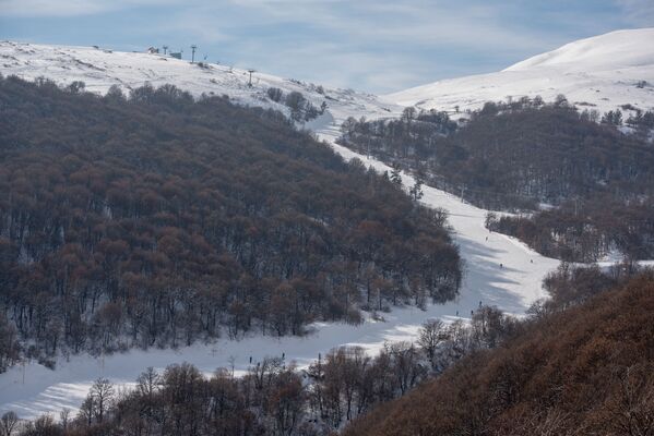 На канатке с высоты 1300 метров можно полюбоваться видом на горы вокруг курорта - Sputnik Армения