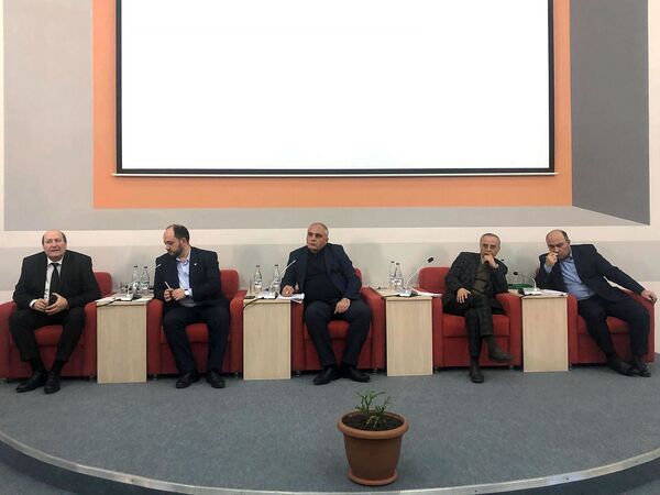 Ի՞նչ հարաբերությունների մեջ է Արայիկ Հարությունյանը Շիրակի մայր բուհի ռեկտորի ԺՊ-ի հետ Ի՞նչ հարաբերությունների մեջ է Արայիկ Հարությունյանը Շիրակի մայր բուհի ռեկտորի ԺՊ-ի հետ - Sputnik Արմենիա