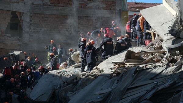 Спасатели работают над поиском людей, оказавшихся под завалами после сильного землетрясения в восточной Турции (26 января 2020). Элязыг - Sputnik Արմենիա