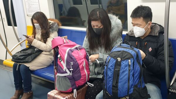 Пассажиры в защитных масках в вагоне метро в Пекине - Sputnik Армения