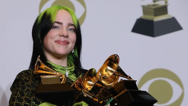 Билли Эйлиш позирует за кулисами со своими наградами Grammy (26 января 2020). Лос Анджелес - Sputnik Армения