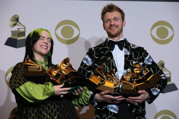 Певица Билли Айлиш с наградами после вручения премии Грэмми в Лос-Анджелесе  - Sputnik Армения