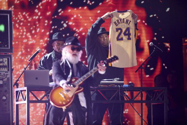 Диджей Джозеф Симмонс с футболкой погибшего баскетболиста Коби Брайанта на церемонии вручения Грэмми в Лос-Анджелесе  - Sputnik Армения