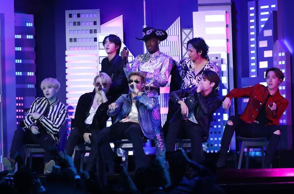 Рэпер Lil' Nas X во время выступления с южнокорейской группой BTS на церемонии вручения Грэмми в Лос-Анджелесе  - Sputnik Армения