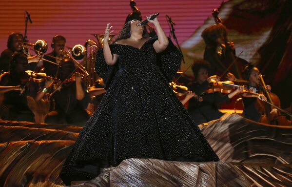 Певица Lizzo во время выступления на церемонии вручения Грэмми в Лос-Анджелесе - Sputnik Армения