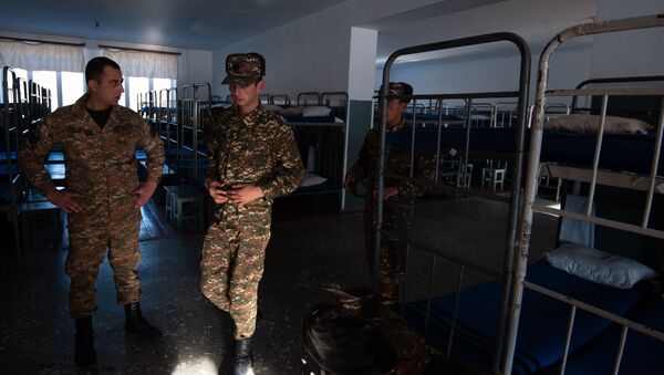 Солдаты одной из воинских частей в казарме - Sputnik Армения