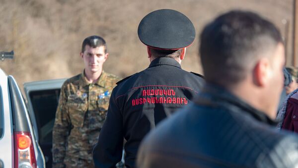 Офицер военной полиции проверяет демобилизованных солдат перед выездом из территории воинской части - Sputnik Արմենիա