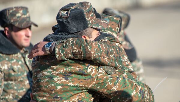 Солдаты одной из воинских частей поздравляют демобилизованных сослуживцев - Sputnik Արմենիա
