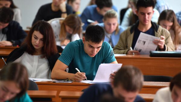 Студенты на лекции - Sputnik Армения