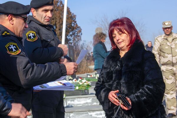 «Դու հերոսի մայր ես, սա քո օրն է»․ ինչու՞ են հայերը Բանակի օրը նշում Եռաբլուրում «Դու հերոսի մայր ես, սա քո օրն է»․ ինչու՞ են հայերը Բանակի օրը նշում Եռաբլուրում - Sputnik Արմենիա