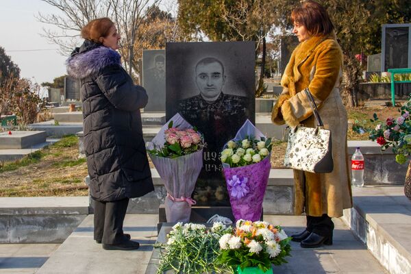 «Դու հերոսի մայր ես, սա քո օրն է»․ ինչու՞ են հայերը Բանակի օրը նշում Եռաբլուրում «Դու հերոսի մայր ես, սա քո օրն է»․ ինչու՞ են հայերը Բանակի օրը նշում Եռաբլուրում - Sputnik Արմենիա