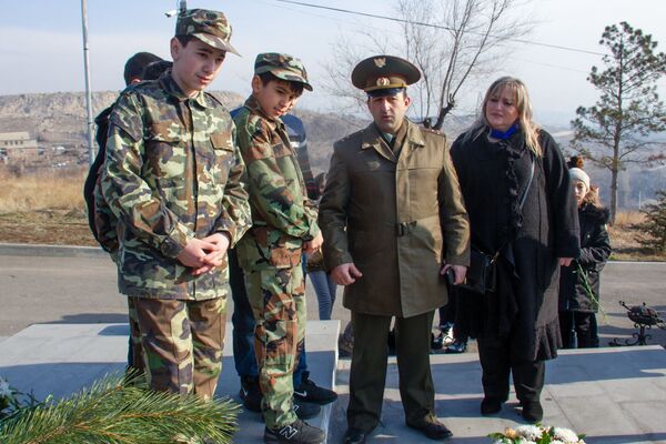 «Դու հերոսի մայր ես, սա քո օրն է»․ ինչու՞ են հայերը Բանակի օրը նշում Եռաբլուրում «Դու հերոսի մայր ես, սա քո օրն է»․ ինչու՞ են հայերը Բանակի օրը նշում Եռաբլուրում - Sputnik Արմենիա