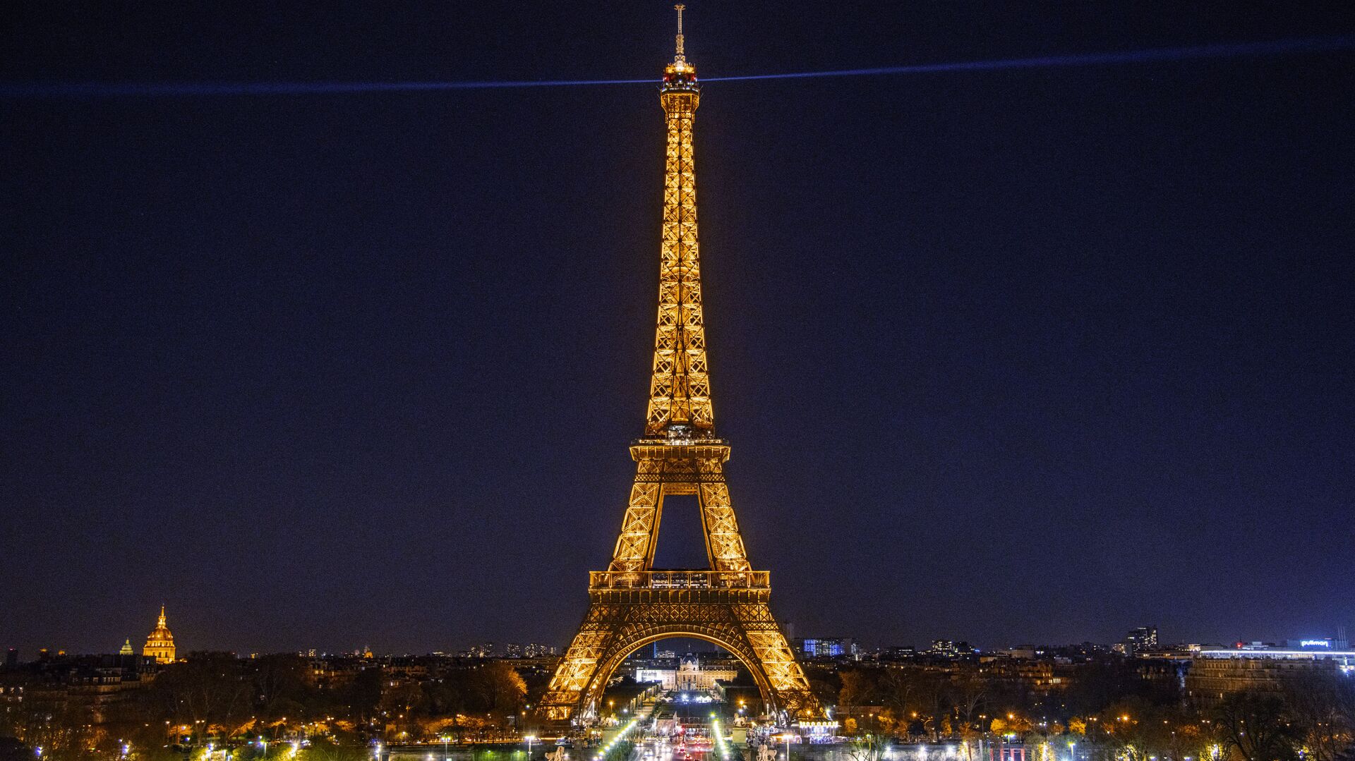 Эйфелева башня в Париже с включенной подсветкой - Sputnik Армения, 1920, 11.09.2022