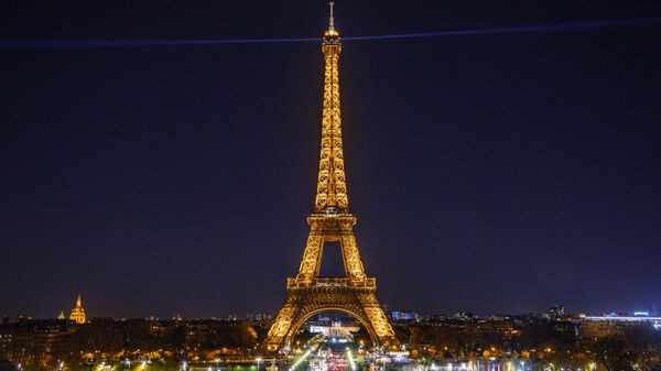 Эйфелева башня в Париже с включенной подсветкой - Sputnik Армения