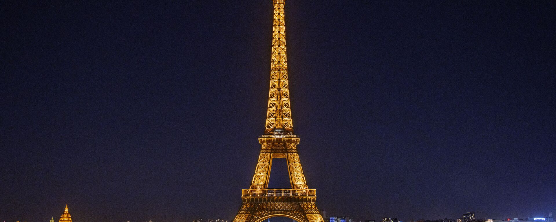 Эйфелева башня в Париже с включенной подсветкой - Sputnik Армения, 1920, 09.09.2022