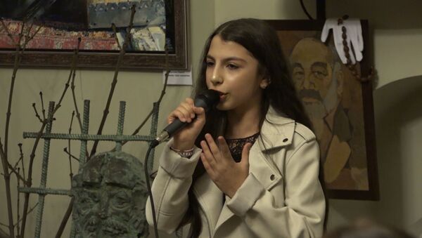 Девочка из Армении удивляет уникальным голосом - Sputnik Армения