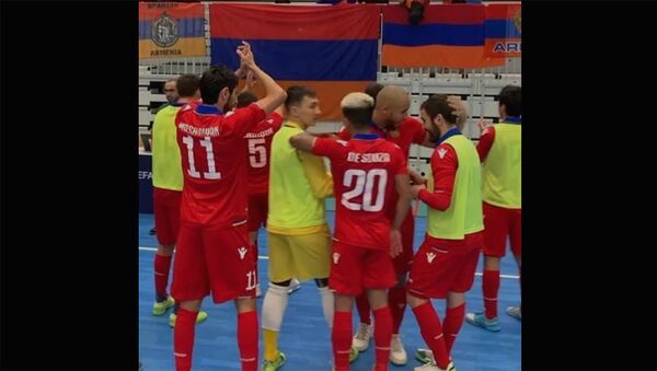 Футболисты сборной Армении по футзалу празднуют победу над сборной Черногории - Sputnik Армения