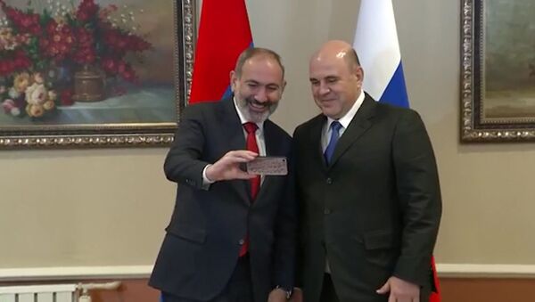 Пашинян и Мишустин на первой  двухсторонней встрече в Алматы сделали селфи - Sputnik Армения