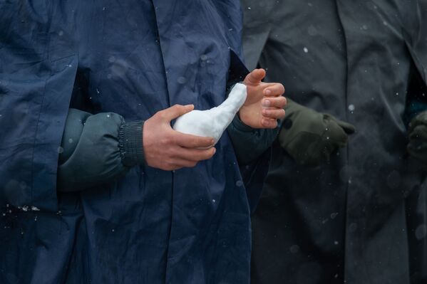 Своеобразный снежок в руках полицейского - Sputnik Армения